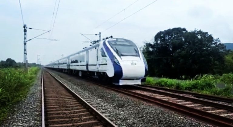 भारताची सर्वात वेगवान रेल्वे ‘वंदे भारत’ने बुलेट ट्रेनचा रेकाॅर्ड माेडला