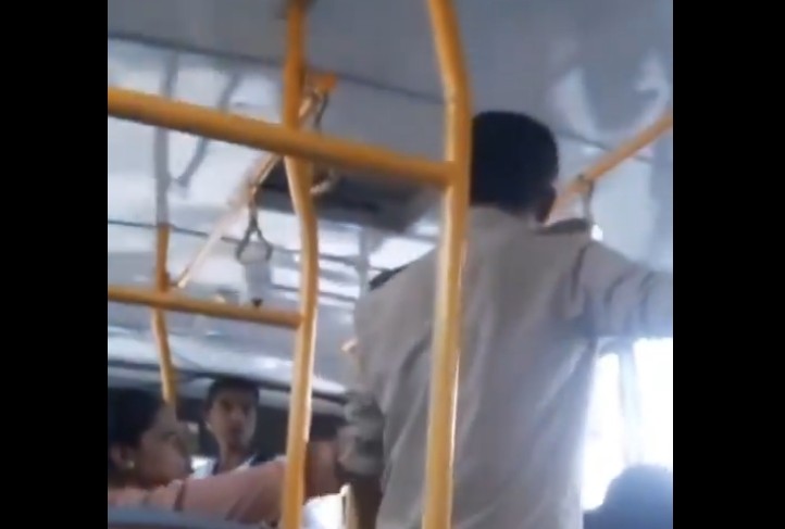 बसमध्ये बस कंडक्टरने उचलला महिलेवर हात, घटनेचा VIDEO व्हायरल होताच कंडक्टरला केले निलंबित